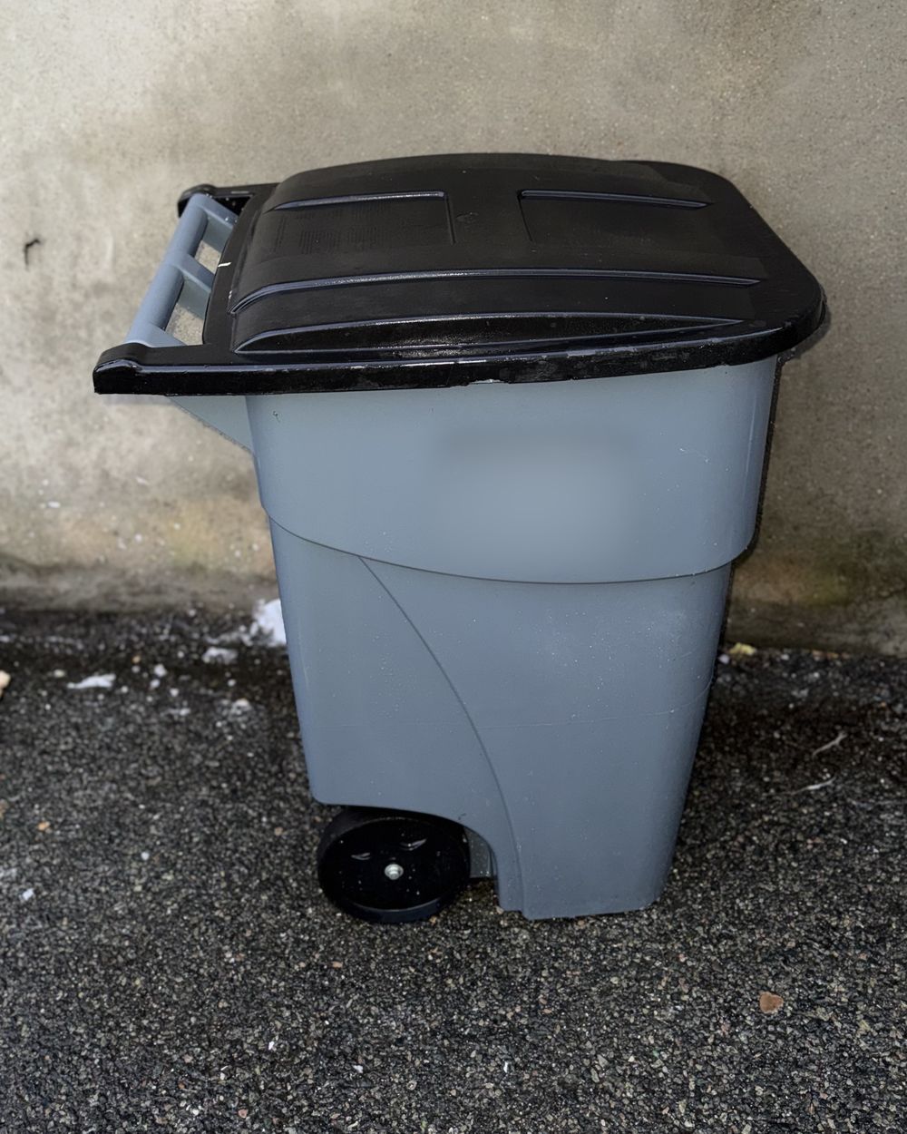 The same bin after cleaning, with a clean body and lid.